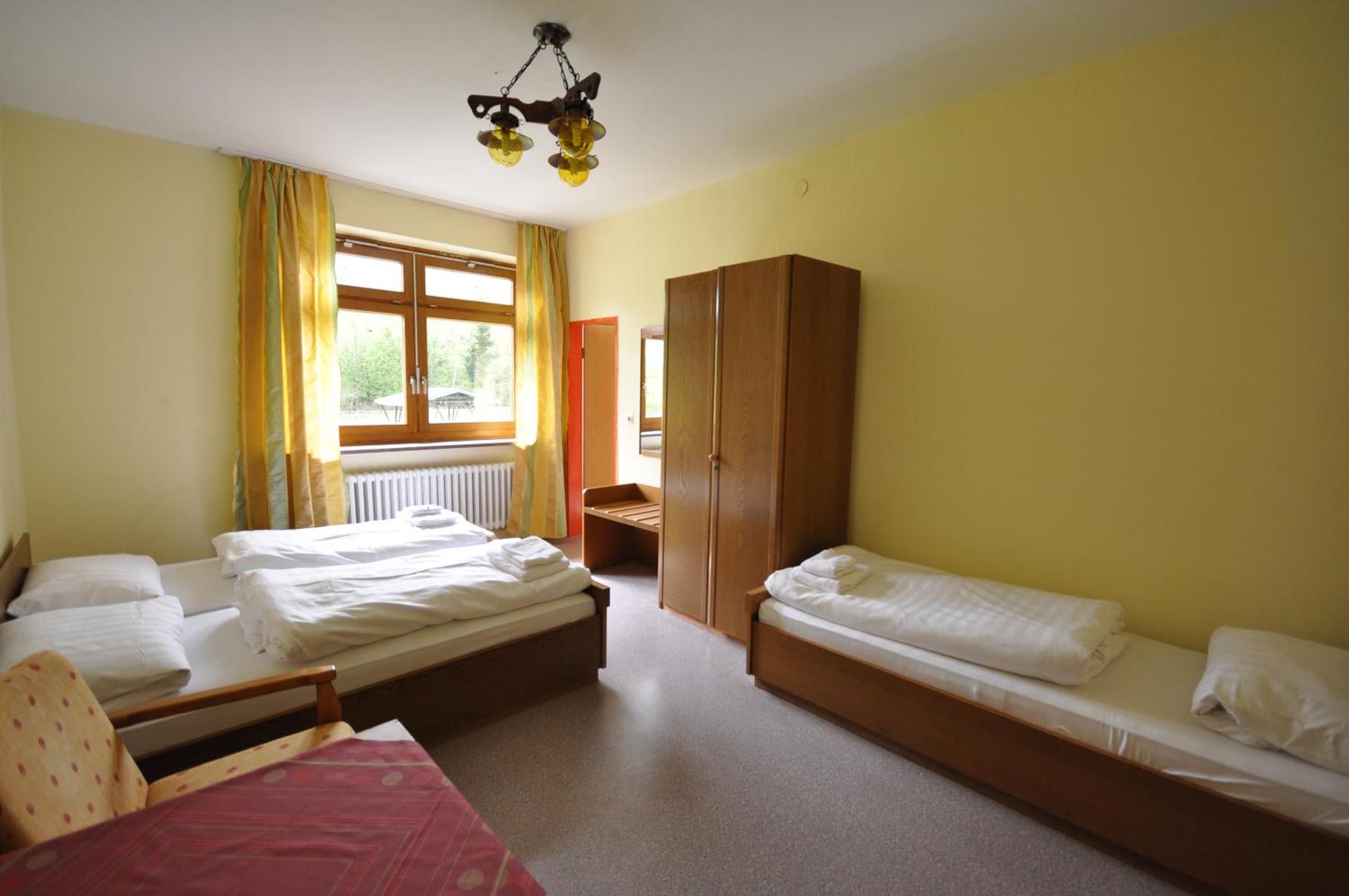 Hotel & Hostel Drei Baeren Алтенау Екстериор снимка