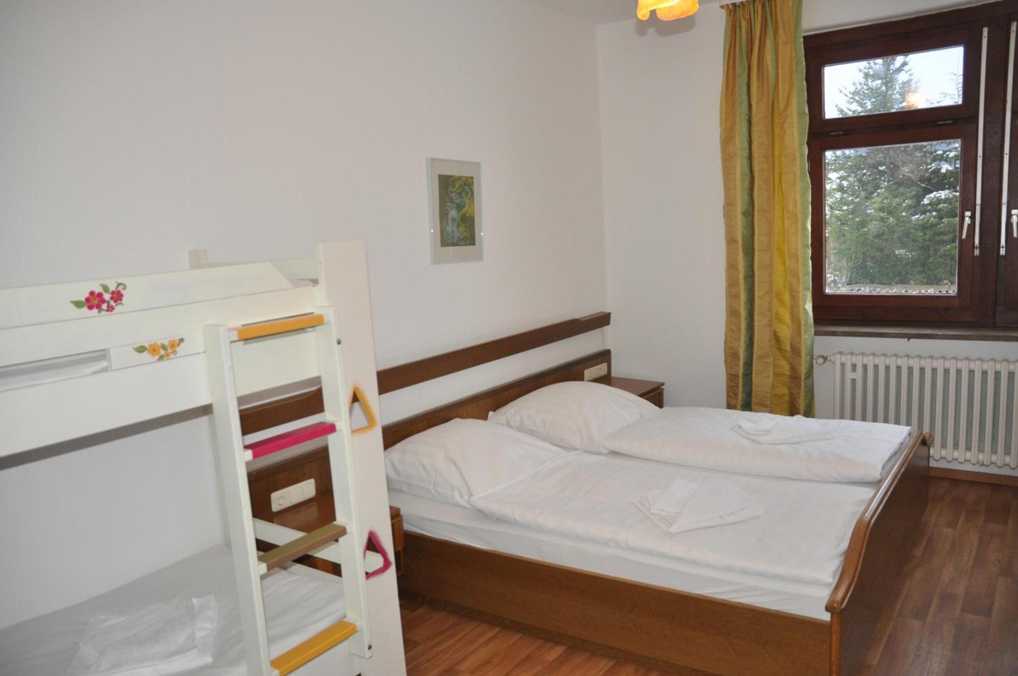 Hotel & Hostel Drei Baeren Алтенау Стая снимка