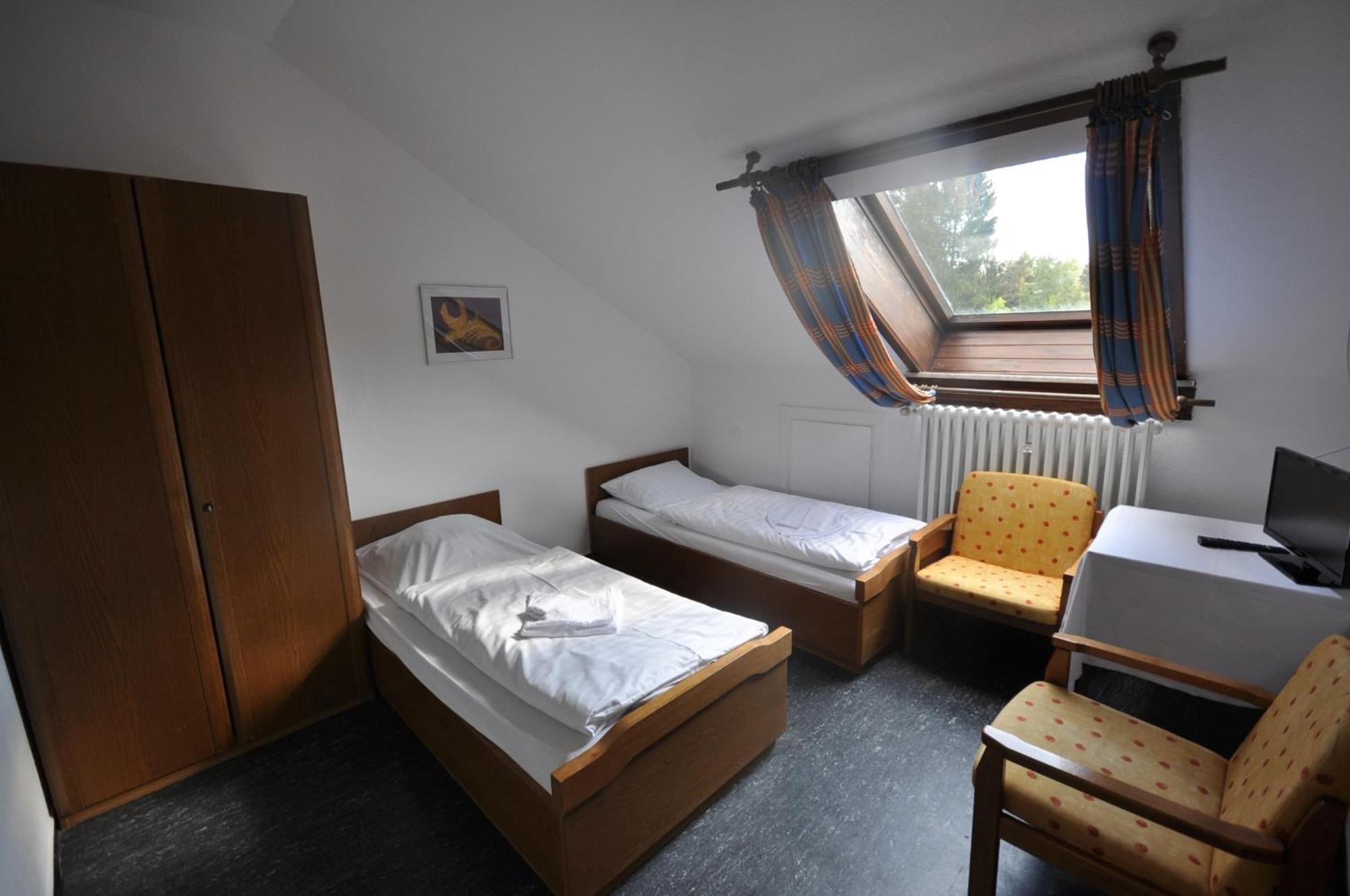 Hotel & Hostel Drei Baeren Алтенау Стая снимка